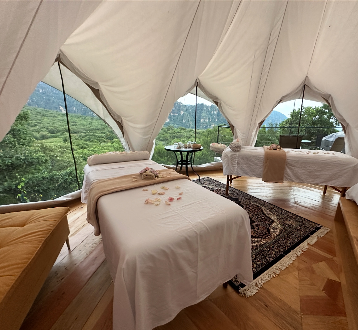 Espacio de masaje de Gaiatri con vista a las montañas de Tepoztlán