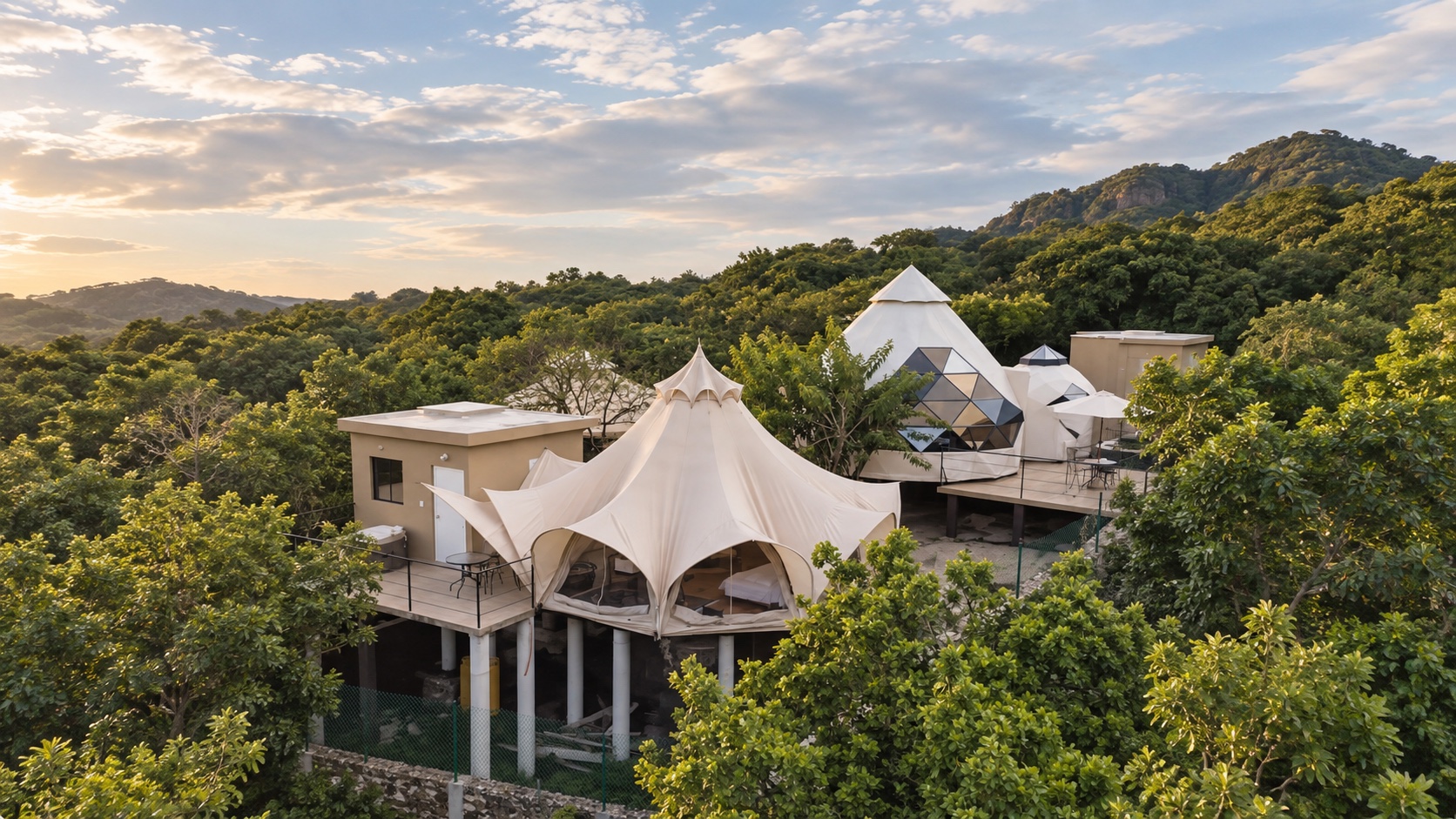 Vista panorámica de Gaiatri Holistic Glamping entre las montañas de Tepoztlán