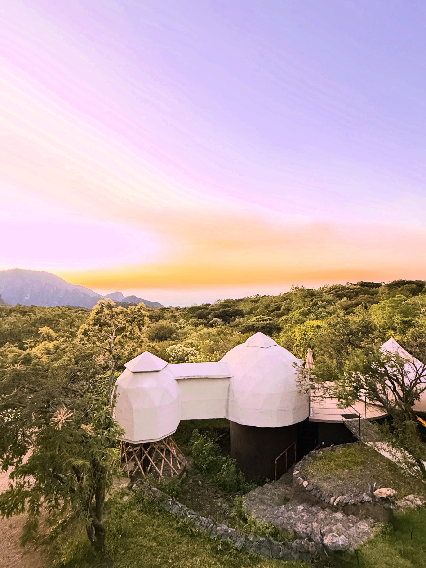 Domo Orión entre el bosque y las montañas de Tepoztlán al atardecer